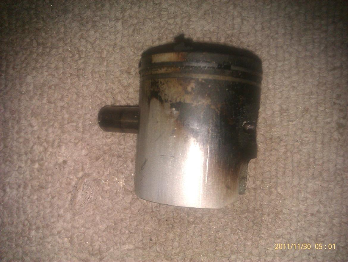 renovering af honda melody motor - gamle stempel (den nederste stempelring sider fast) billede 15