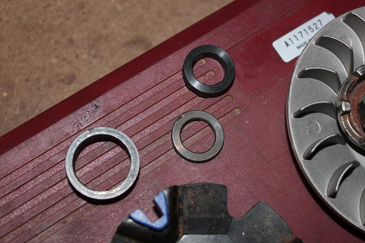 Hjælp til Mina vario. - De 3 afstandsstykker 
De 2 små kan gå ind over krumtappen og det store kan gå udd over gliderøret. billede 3