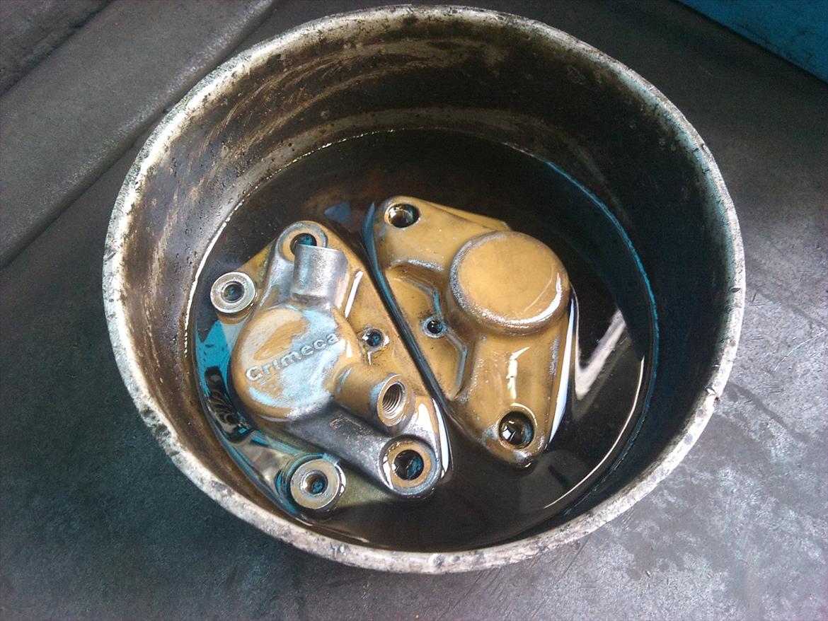 Aprilia SR50 R Factory - Spiderman Edition - Lagt i bremsevæske for at få malingen af. billede 108