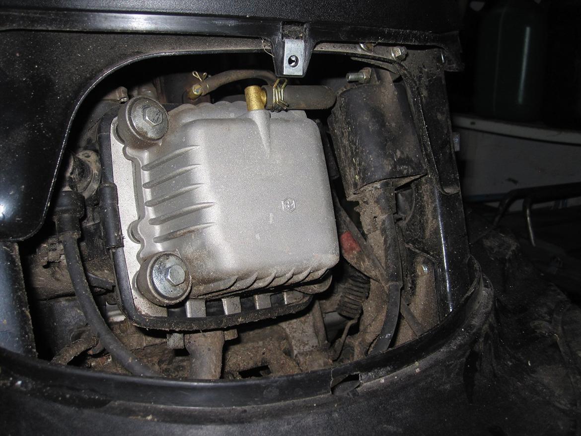 Guide: Indstilling af ventiler på Zip 4-takt - Sådan ser det ud.
- Pil slangen af i toppen. billede 2