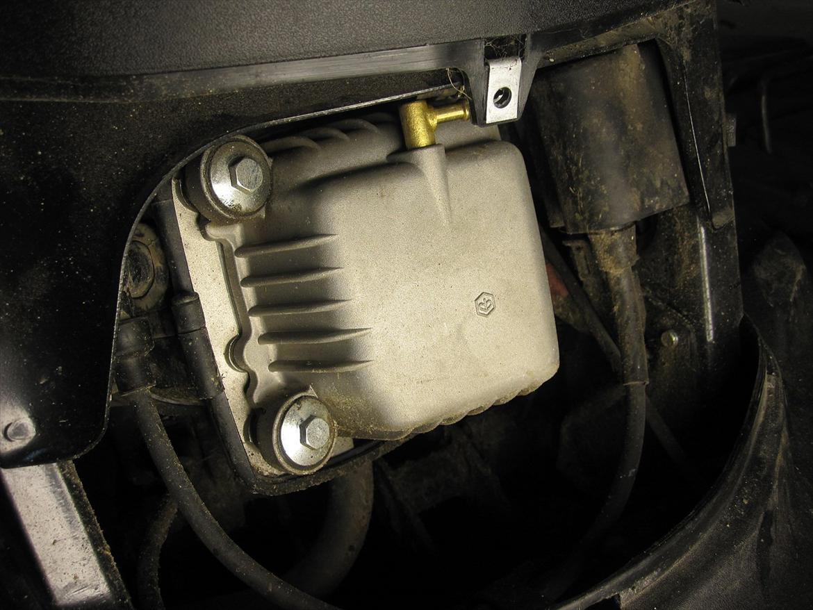 Guide: Indstilling af ventiler på Zip 4-takt - Når slangen er af, skrues de fire bolte ud. billede 4