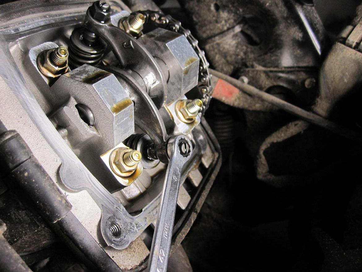 Guide: Indstilling af ventiler på Zip 4-takt - Løsn disse to møtrikker ved begge ventiler. billede 6