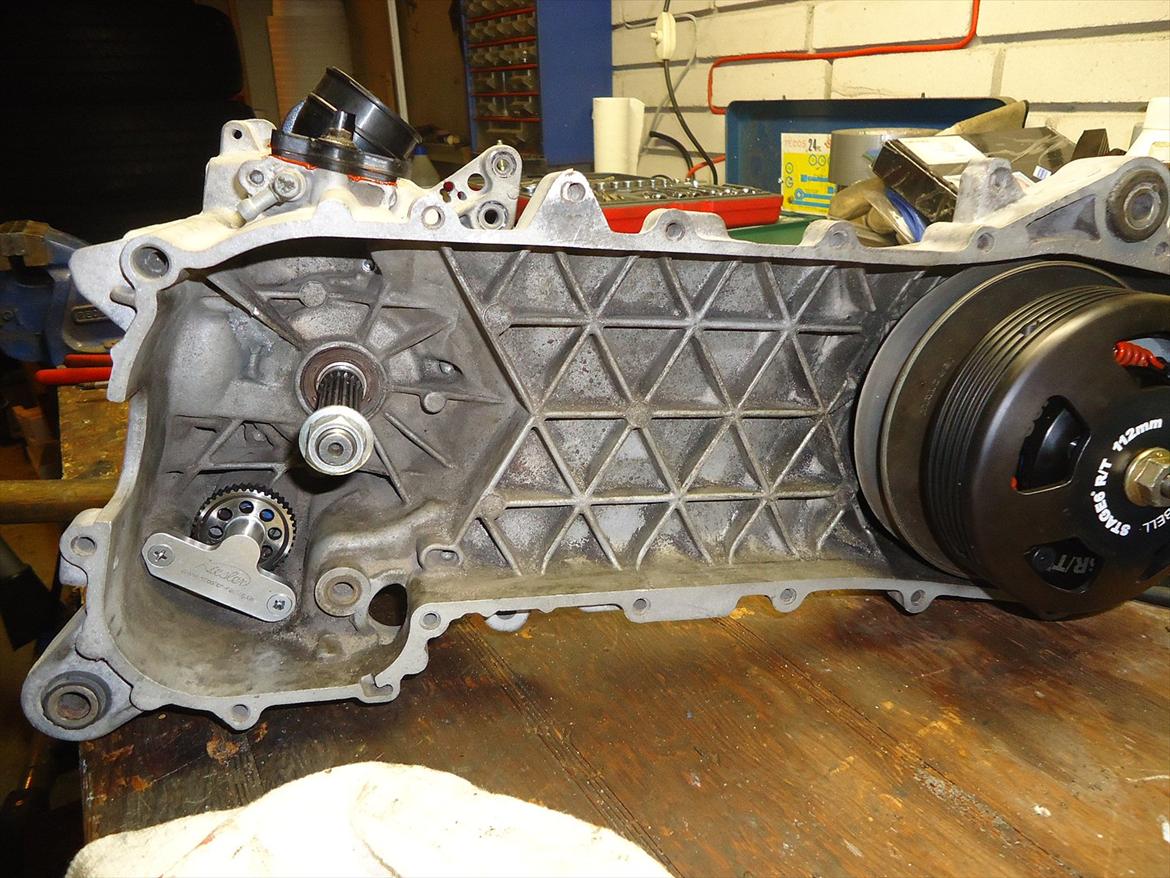 Aprilia SR50 R Factory - Spiderman Edition - Så opdager man, da kiesler hjulet kommer på, at vandpumpen går af H... til. billede 127