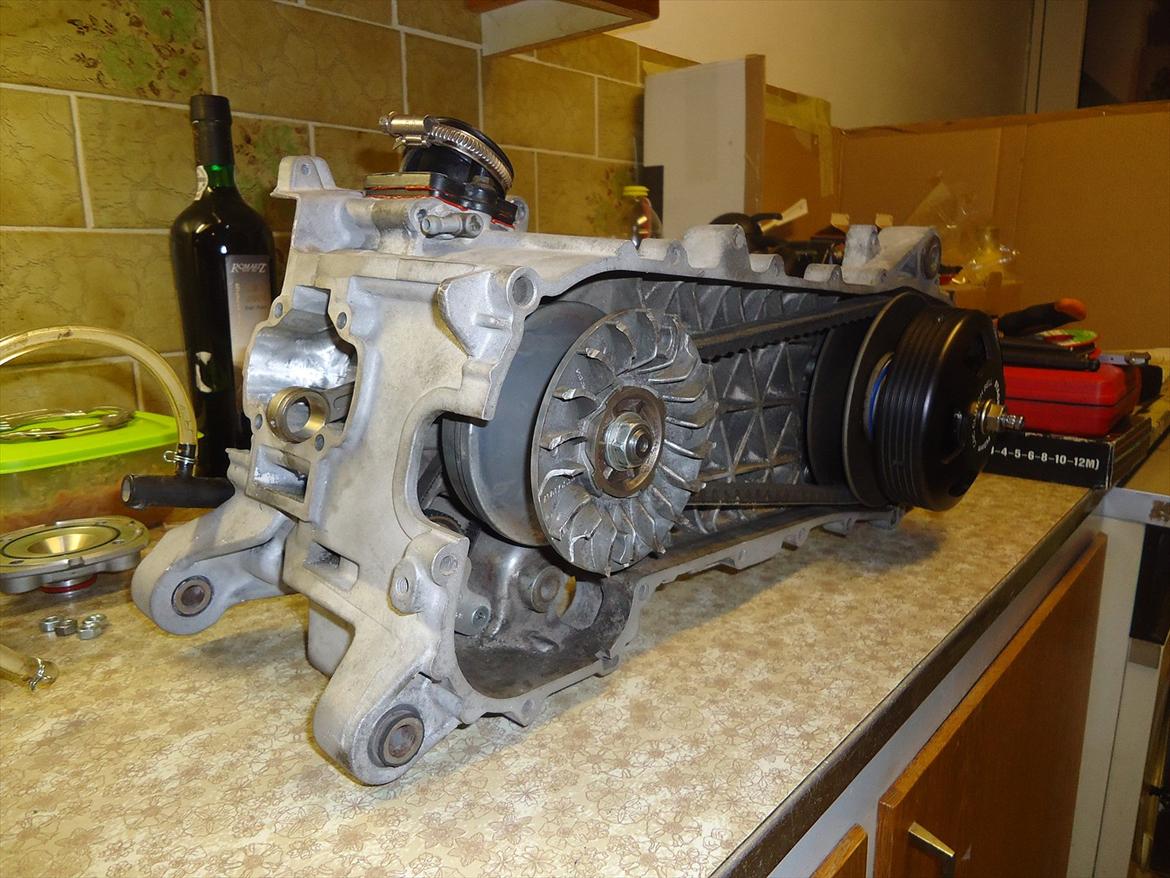 Aprilia SR50 R Factory - Spiderman Edition - Måtte selv lave et mellemstykke bag vario, men blev godt. billede 128