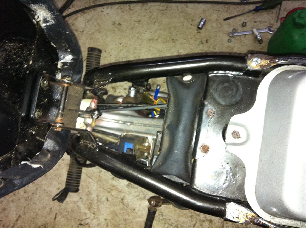 FZ50 renovering! - Under sædet, der kommer olietank i igen, når jeg finder en oliepumpe der virker, helst billigt ;-)
Skriv hvis du har en :-) billede 9
