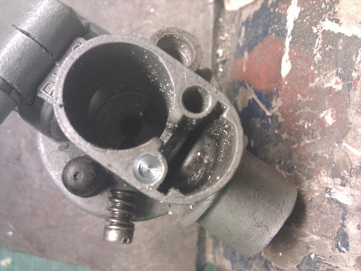 Renovering af bing karburator - her har jeg boret det ene hul op til 4,5mm så der kan sættes en bøsning i med gevind. Jeg drejede selv bøsningerne i drejebænk og lavede derefter 4mm gevind i. billede 1