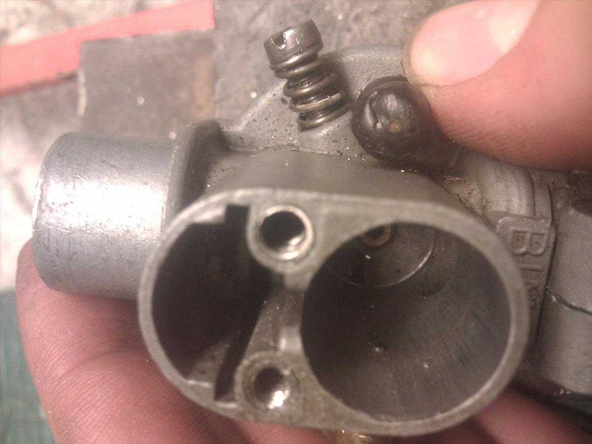 Renovering af bing karburator - Jeg varmede karburatoren op til 100-130 grader og bankede forsigtet bøsningen på plads. (Billeder af bøsning skal nok komme senere) billede 2