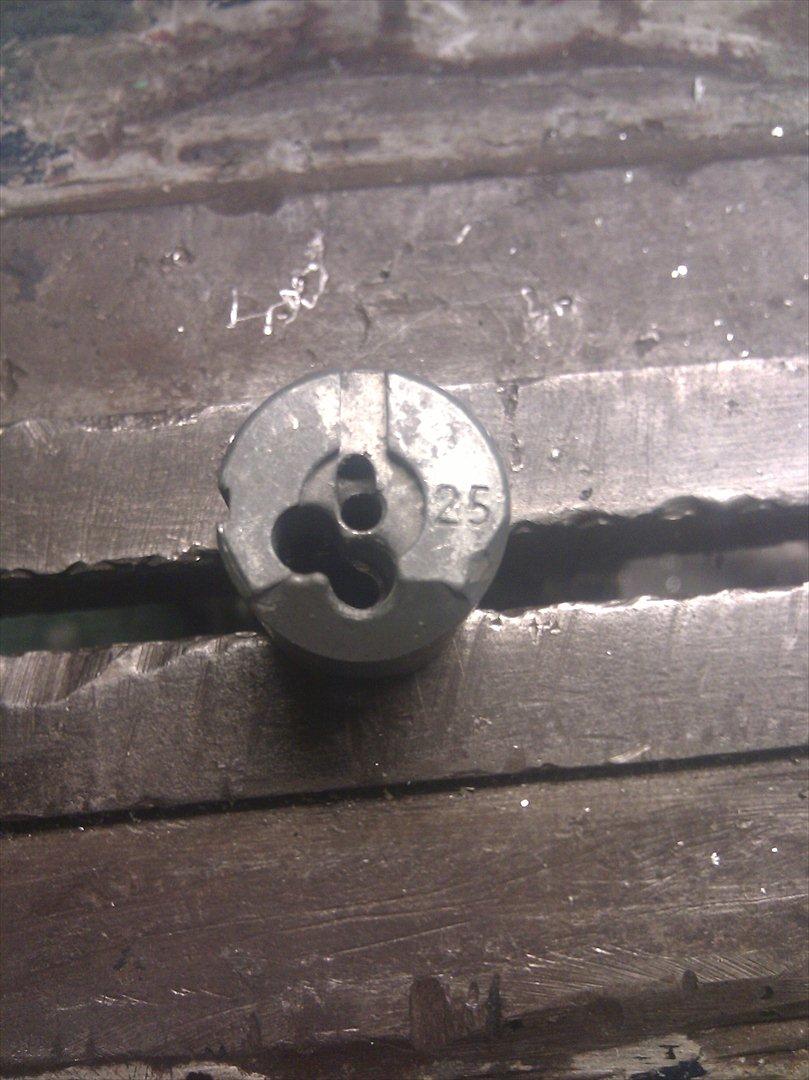 Renovering af bing karburator - Gasspjæld nummer 25. Som der kan ses på billedet har dette gasspjæld et lille huld som går ud i bagsiden. billede 3