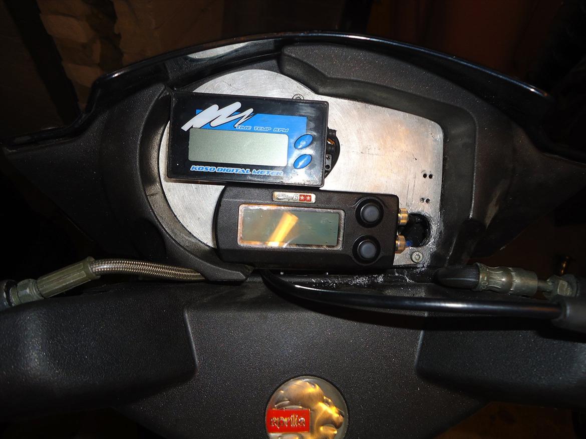 Aprilia SR50 R Factory - Spiderman Edition - EGT måler monteret sammen med Koso multimeter. billede 144