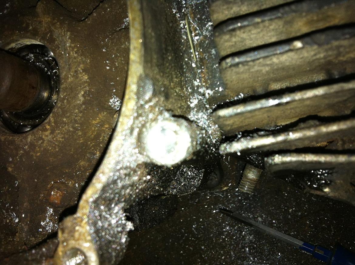 FZ50 renovering! - Skrue der skulle bores ud for at jeg kunne skille blokken ad. billede 19