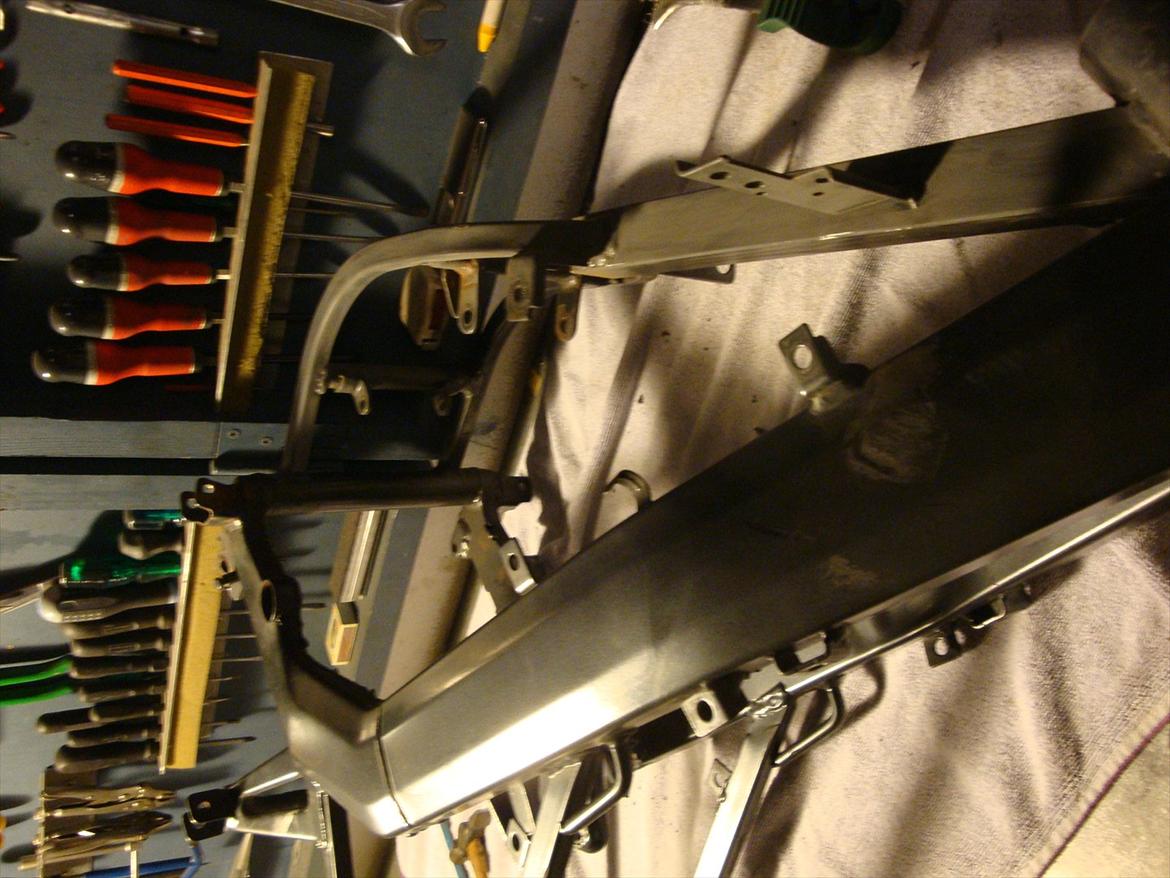 Derbi Senda renovering - Stellet skulle jo lige slibes så det kunne blive autolakeret :P billede 18