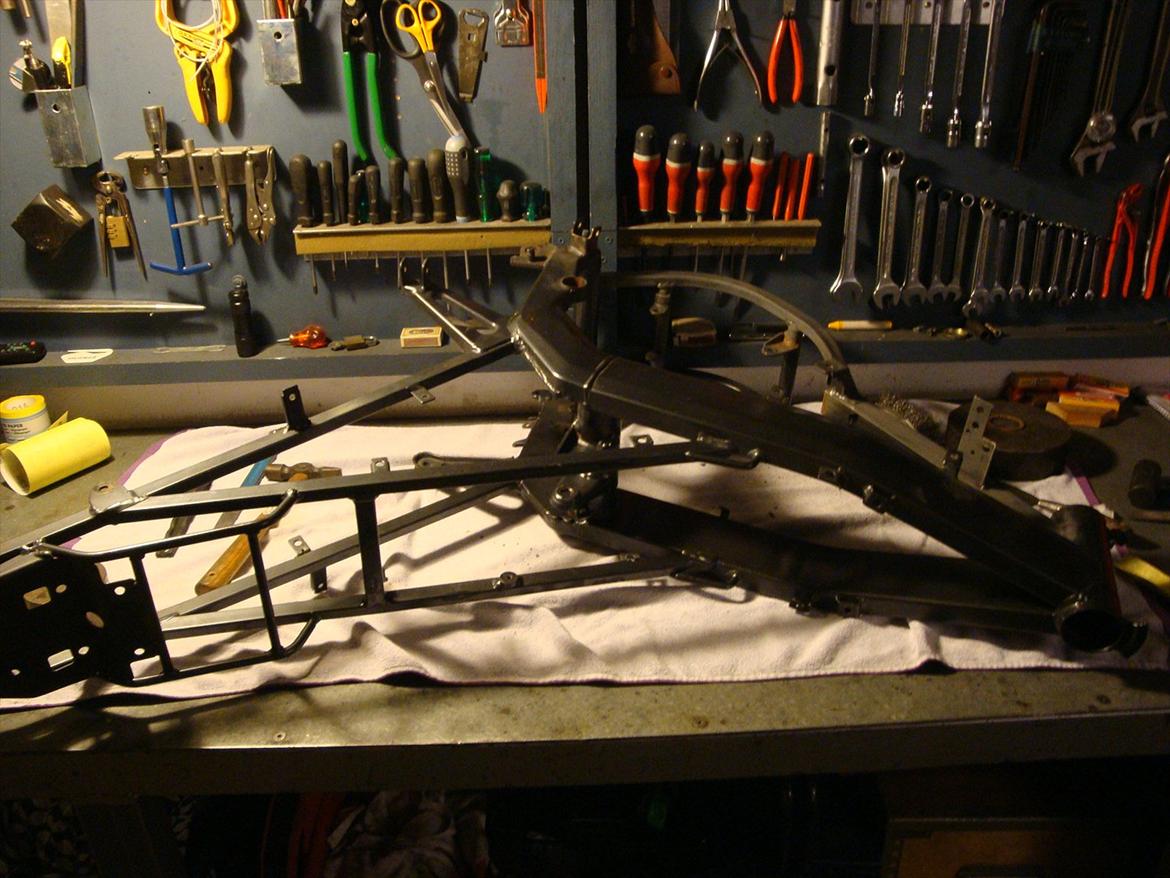 Derbi Senda renovering - Stellet skulle jo lige slibes så det kunne blive autolakeret :P billede 19