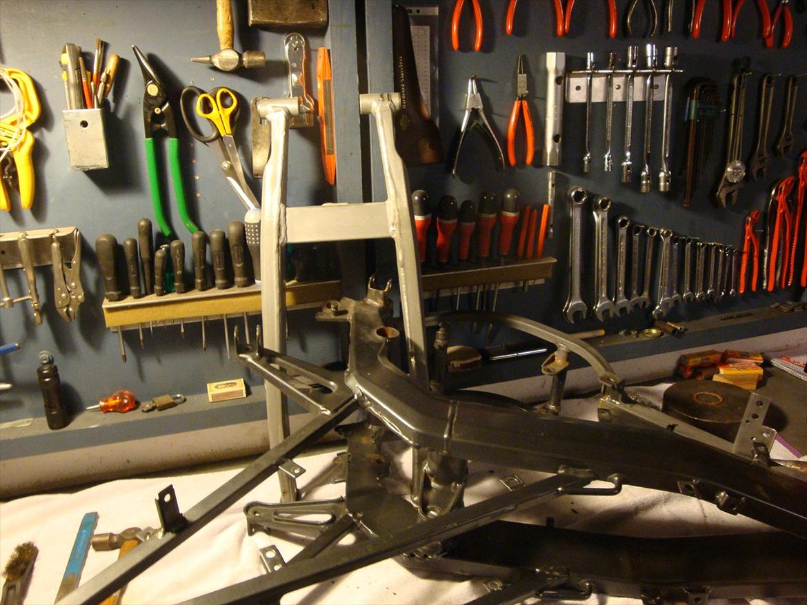 Derbi Senda renovering - Stellet skulle jo lige slibes så det kunne blive autolakeret :P billede 20