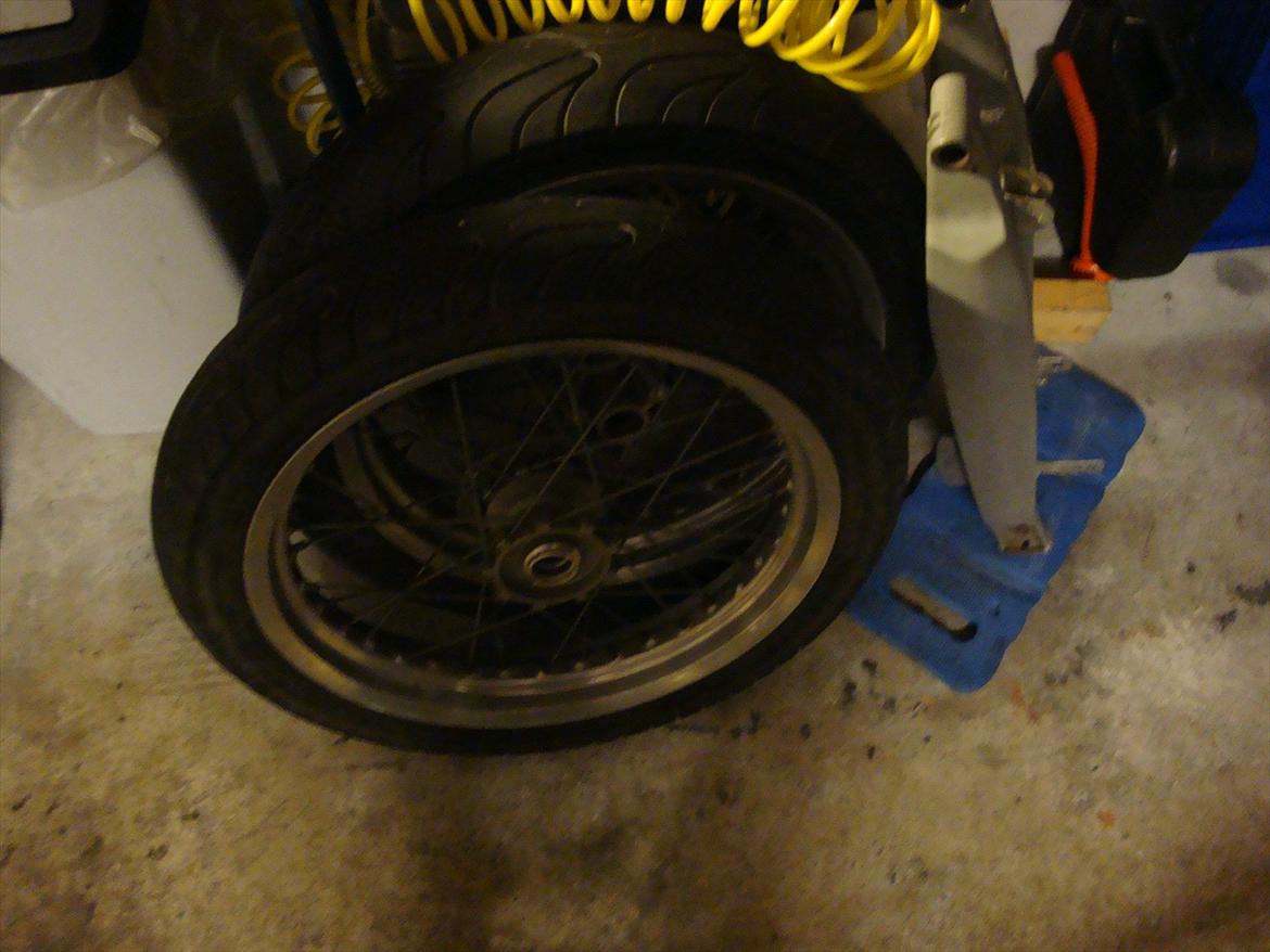 Derbi Senda renovering - Fælgene skal også males :) billede 22