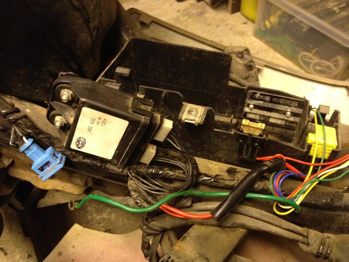 Bypass startspærre i Speedfight med alm cdi. - Her er banditten vi skal have fat i, den sidder til højre for batteriet.... :-) billede 1