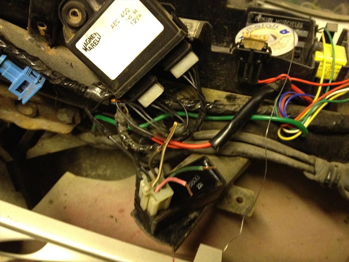 Bypass startspærre i Speedfight med alm cdi. - Her bruger du bare en alm CDI fra f.eks. PGO eller SFX eller lign., bare den passer i stikket. Stikket er 6-benet og jeg har taget det fra et gammelt ledningsnet. billede 3