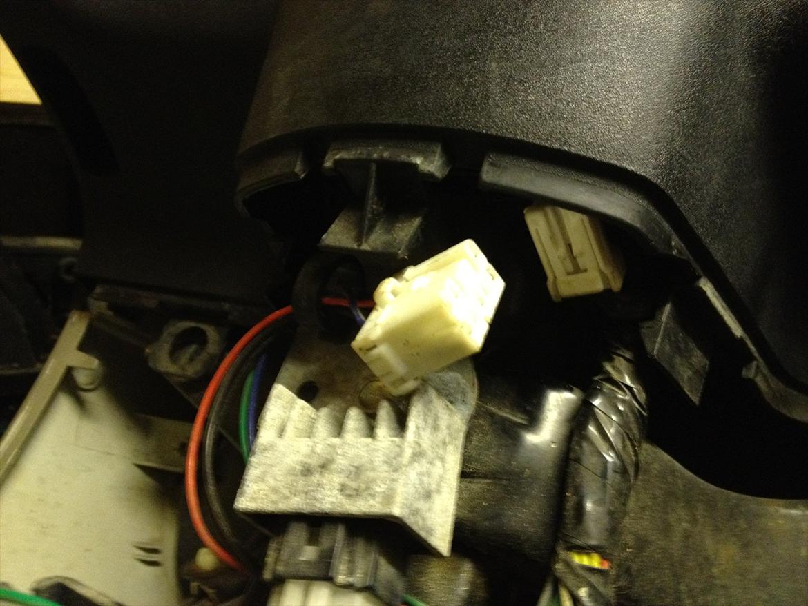 Bypass startspærre i Speedfight med alm cdi. - Her er den sidste boks, der sidder 2 stik i som bare kan hives ud, så slukker den røde lampe også som blinker/lyser ved instrumenterne. billede 6