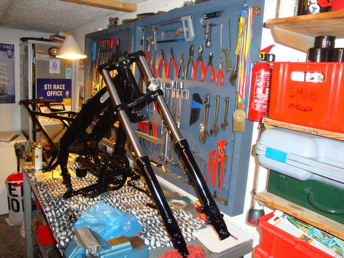 Derbi Senda renovering - Så fik man sku lige smækket forgaflen på svinet :) billede 55