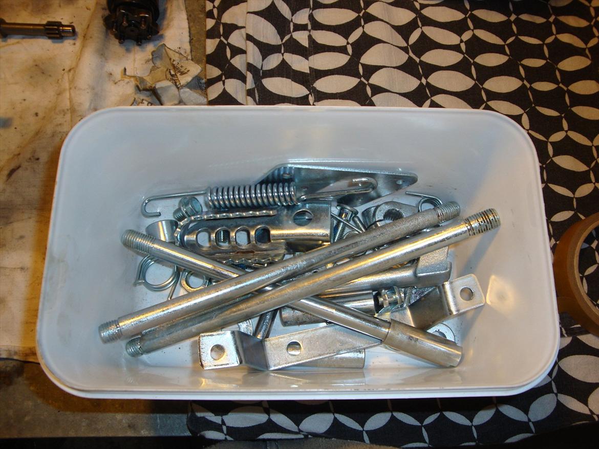 Derbi Senda renovering - En masse små dele efter galvanisering :) billede 62