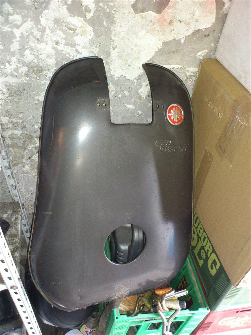 Kreidler florett GT 1967 - Frontkåben, som jeg ikke rigtig kan bestemme mig for, om jeg skal montere igen når jeg er færdig. Den gir charme, men for satan den rasler, og det rykker i den når det blæser, hehe. billede 17