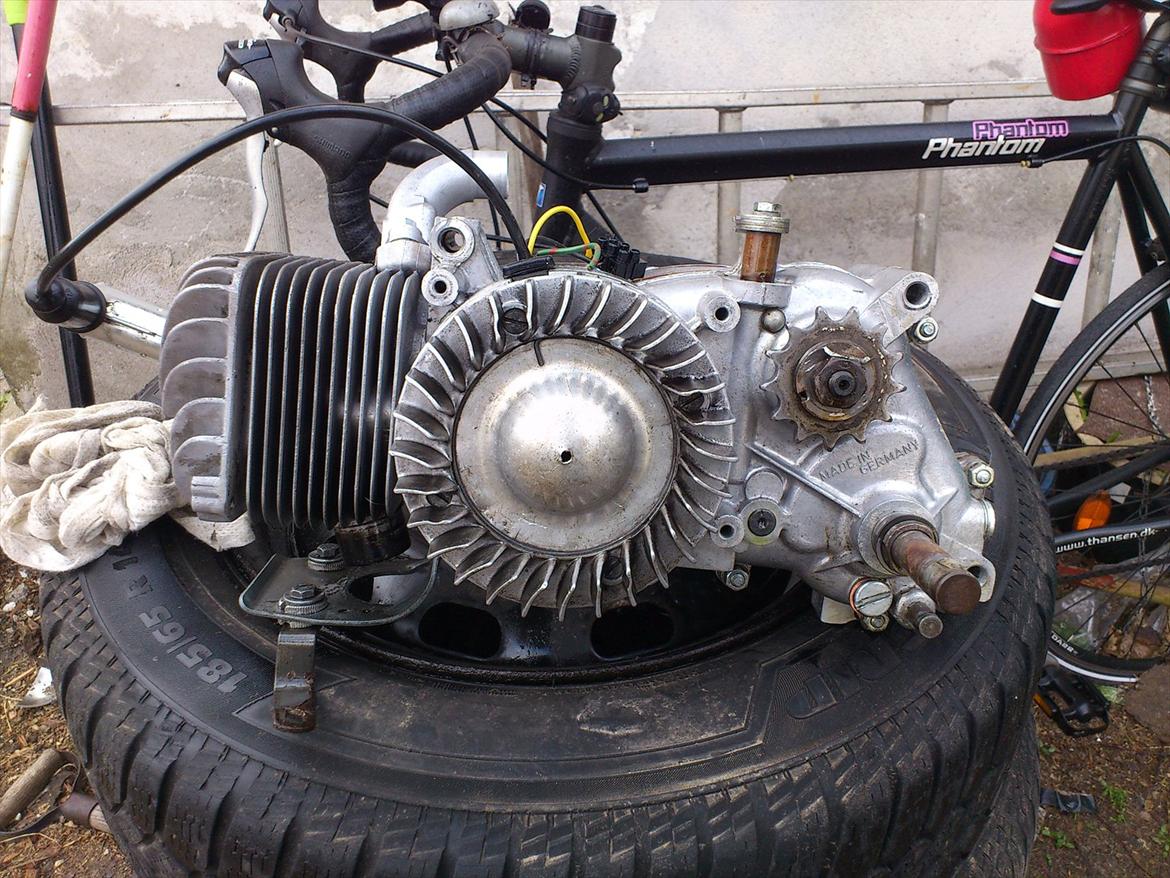 Kreidler florett GT 1967 - Motoren er nu afmonteret, og rengjort. Tilbage er at afmontere cylinder-top, og tænding inden den skal renoveres. billede 19