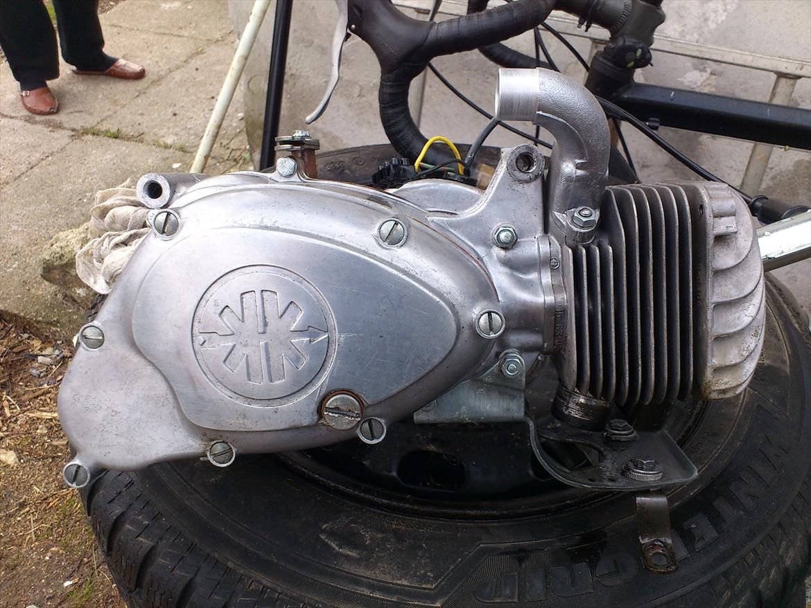Kreidler florett GT 1967 - Motoren er nu afmonteret, og rengjort. Tilbage er at afmontere cylinder-top, og tænding inden den skal renoveres. billede 20