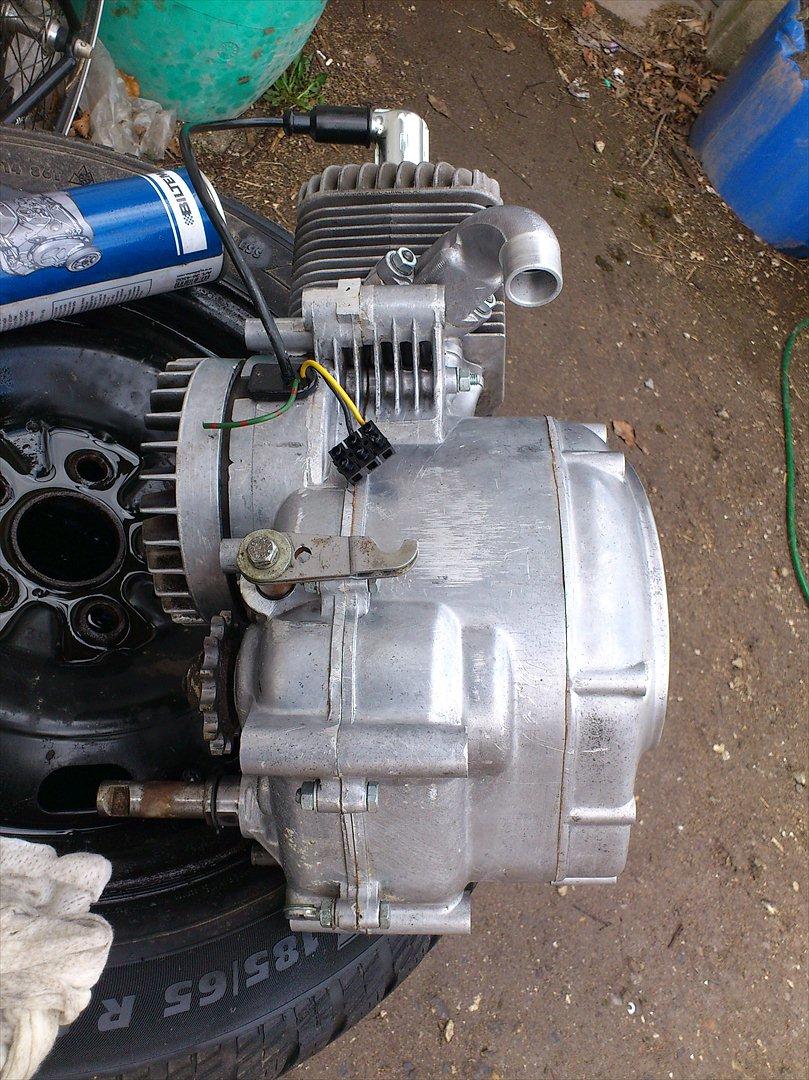 Kreidler florett GT 1967 - Motoren er nu afmonteret, og rengjort. Tilbage er at afmontere cylinder-top, og tænding inden den skal renoveres. billede 21