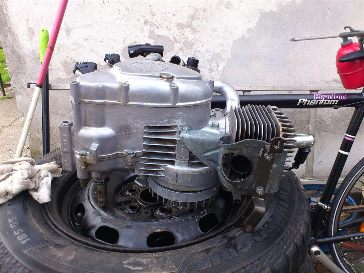 Kreidler florett GT 1967 - Motoren er nu afmonteret, og rengjort. Tilbage er at afmontere cylinder-top, og tænding inden den skal renoveres. billede 22