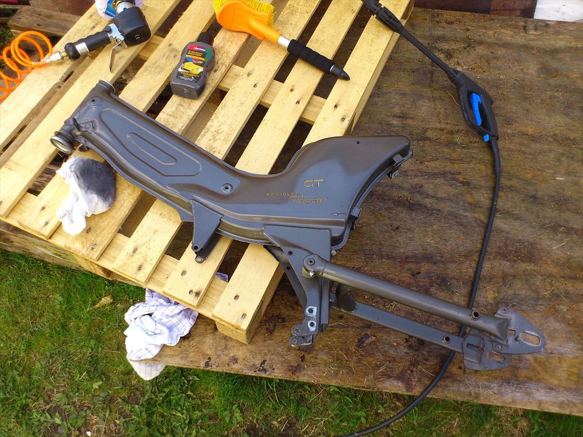 Kreidler florett GT 1967 - Det nøgne stel, rengjort, og polering påbegyndt. :) billede 23