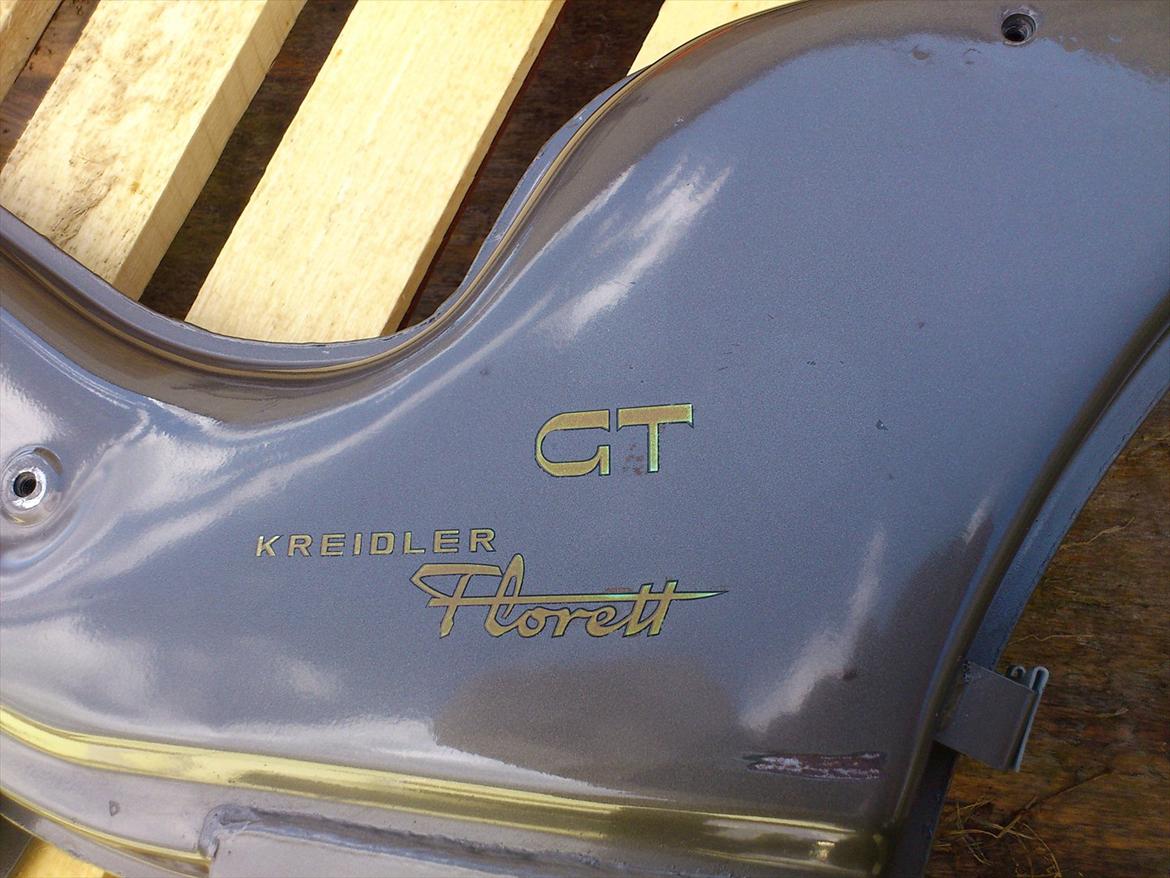 Kreidler florett GT 1967 - Utroligt hvad en polérklud med lidt polérmiddel, og så knofedt kan udrette, selv sådan en 45 år gammel træt lak kan få liv på ny. :) billede 24