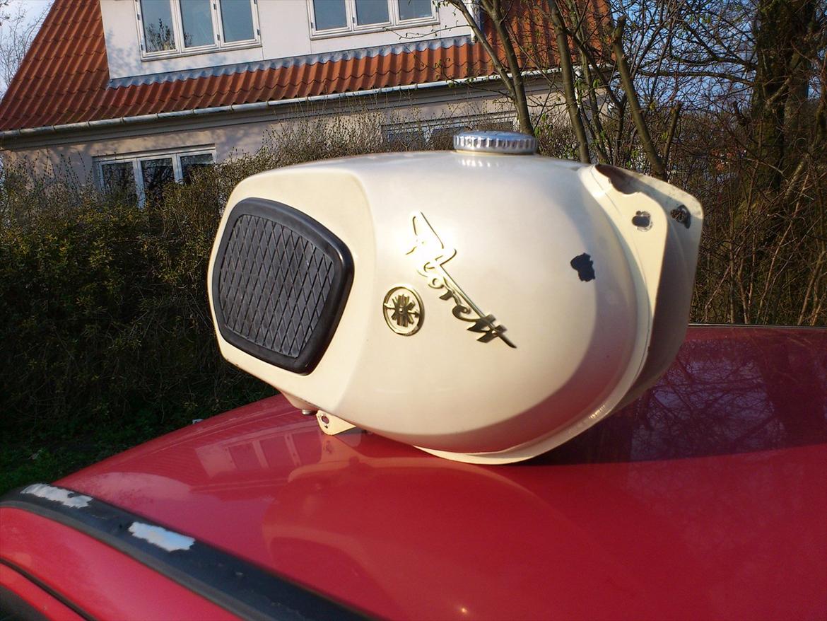 Kreidler florett GT 1967 - Tank rengjort, og poleret. Det er ikke helt så pænt i virkeligheden, jeg kunne ikke få alle misfarvninger ud af den gamle lak, den var ret tynd, så jeg turde ikke polere i bund. der kom også et par lakskader frem under snavset, en af dem ses tydeligt på billedet. Men alt i alt, er det ok, den er 45 år gammel, og det gør ikke noget den bærer lidt præg af sin alder også. :-) billede 26