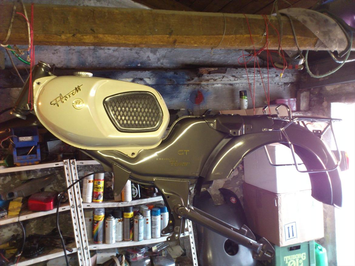 Kreidler florett GT 1967 - Hun begynder langsomt at tage form igen den fine gamle dame, bare en smuuuule renere, og knap så mat i lakken, hehe. Nye bolte og møtrikker alle synlige steder. Tanken er ikke fastmonteret, det bliver først når forgaffel er monteret, og kabler er trukket. Det var bare det mest logiske sted at opbevare den, for at undgå skrammer og buler, hehe. billede 27