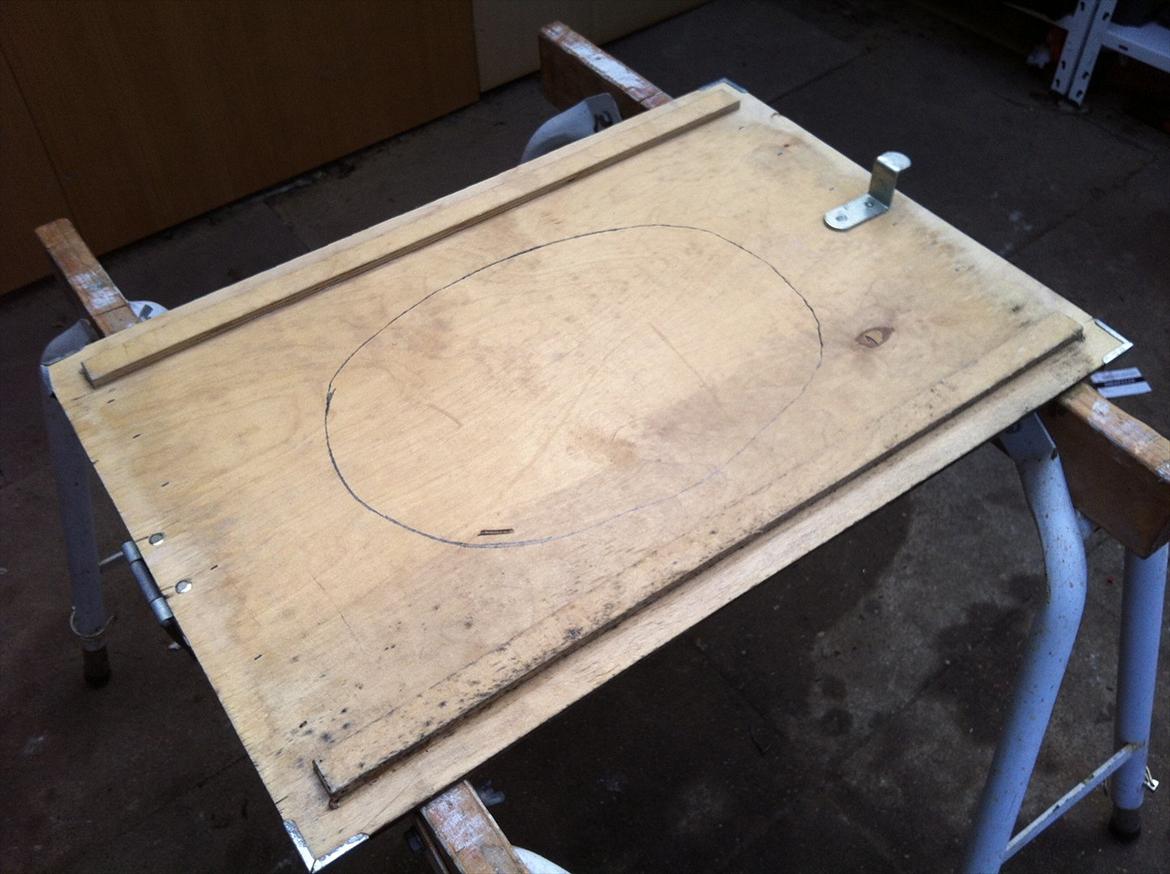 Hvordan man laver anlæg i sonic - 1: lav en skitse af dit hjelmrum... 
der kan du evt. bruge noget pap og så tegne rundt så det passer i hjelmrummet

Jeg var så heldig at have en plade liggende som passede ned i en sonic, så jeg tegnede bare efter den billede 1