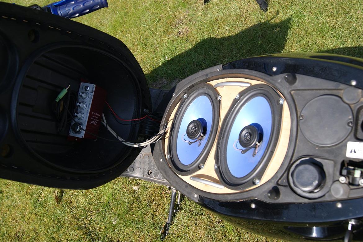 Hvordan man laver anlæg i sonic - Lige et billede fra min scooter af ;) 
for at vise at der er plads til 2 6x9 højtalere i en sonic :)  billede 12