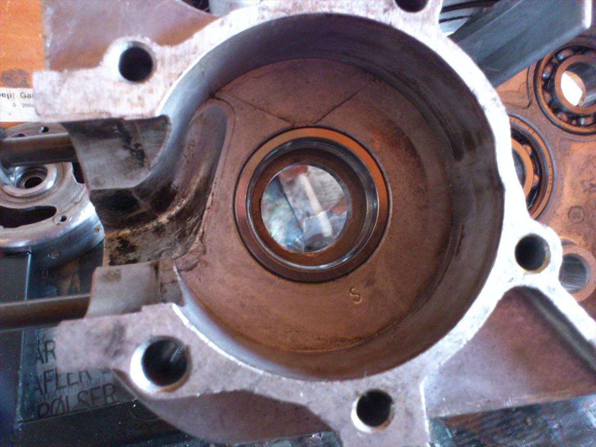 Kreidler florett GT 1967 - Bemærk den noget specielle udformning af skyllekanalen. Hverken Torben, eller jeg havde set denne type før. Jesper lod sig dog ikke imponere. "jeg har set det før" Hehe. ;-) Stadig en smule koks tilbage i krumtapshuset. billede 29