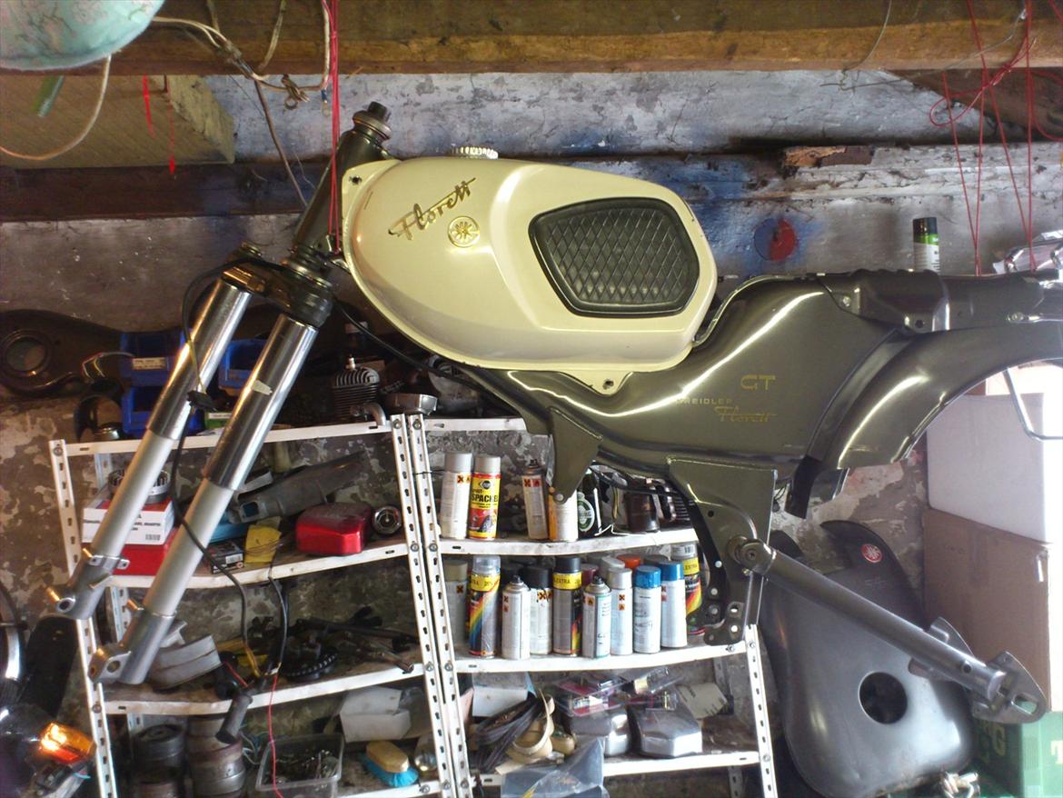 Kreidler florett GT 1967 - Forgaffel tilbage på sin plads. Nu er de værste dele af projektet overstået, herfra er det kun rengøring og polering af diverse, og så at få den samlet igen. billede 33