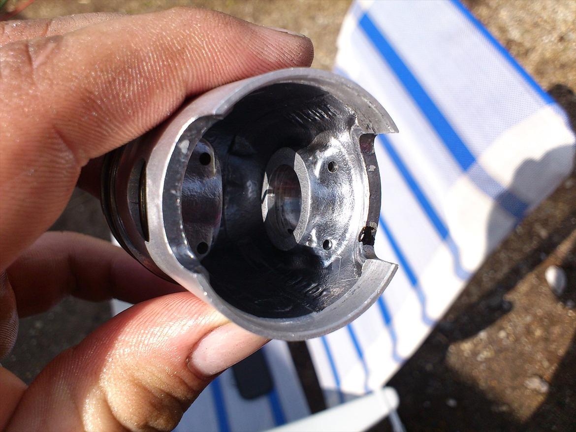 Kreidler florett GT 1967 - Jeg fik at vide jeg skulle fortælle hvad jeg synes om rito krumtappen, efterhånden som jeg fik erfaring med den. Her er den første erfaring, hehe. Jeg måtte fjerne 1mm i hver side af stemplet ved gennemgangen til krydspinden, for at få plads til nålelejet... billede 34