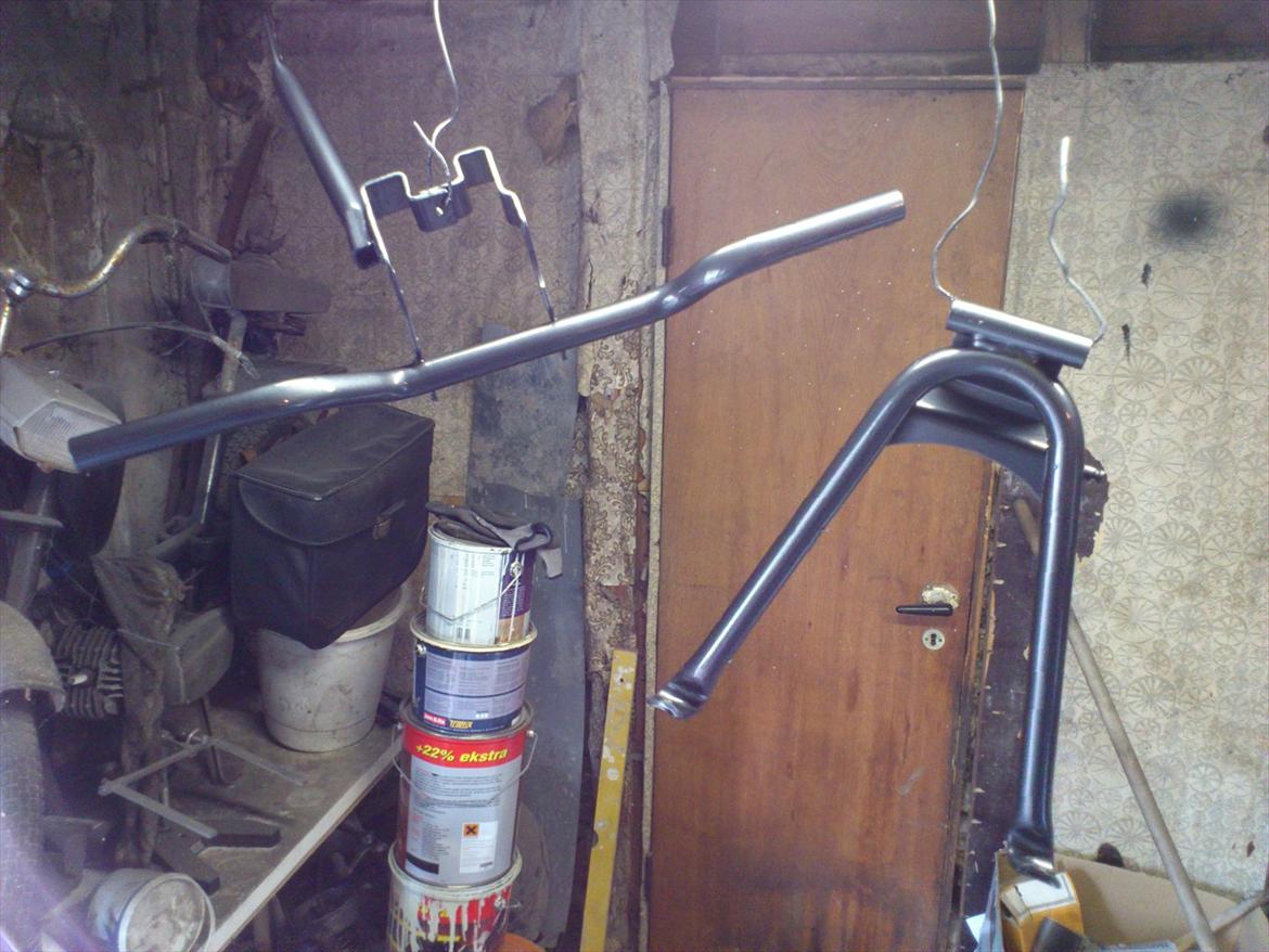 Kreidler florett GT 1967 - Jeg besluttede at lakere støtteben og fodhvilkerkonsol, der var ikke meget lak tilbage, og rusten var så småt begyndt at melde sig, så for at forebygge tærring fandt jeg slibeudstøret, og lakken frem. Farven matcher ikke helt, men det er tæt nok på. billede 35