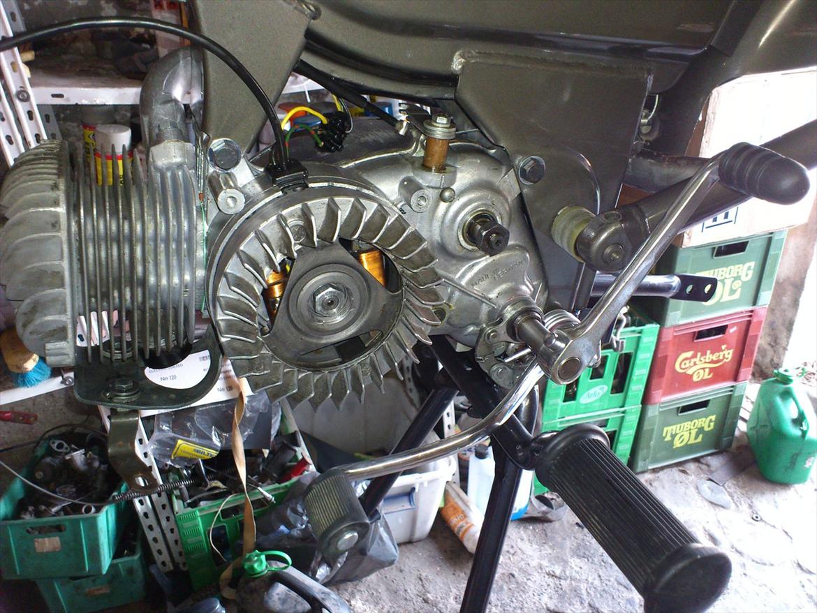 Kreidler florett GT 1967 - Motoren tilbage på sin plads, gearpedal, og kickstartpedal monteret. billede 38