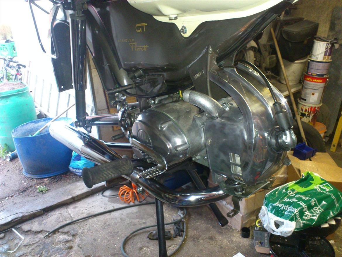 Kreidler florett GT 1967 - blæserskjold, udstødning, og bremsepedal monteret. billede 40