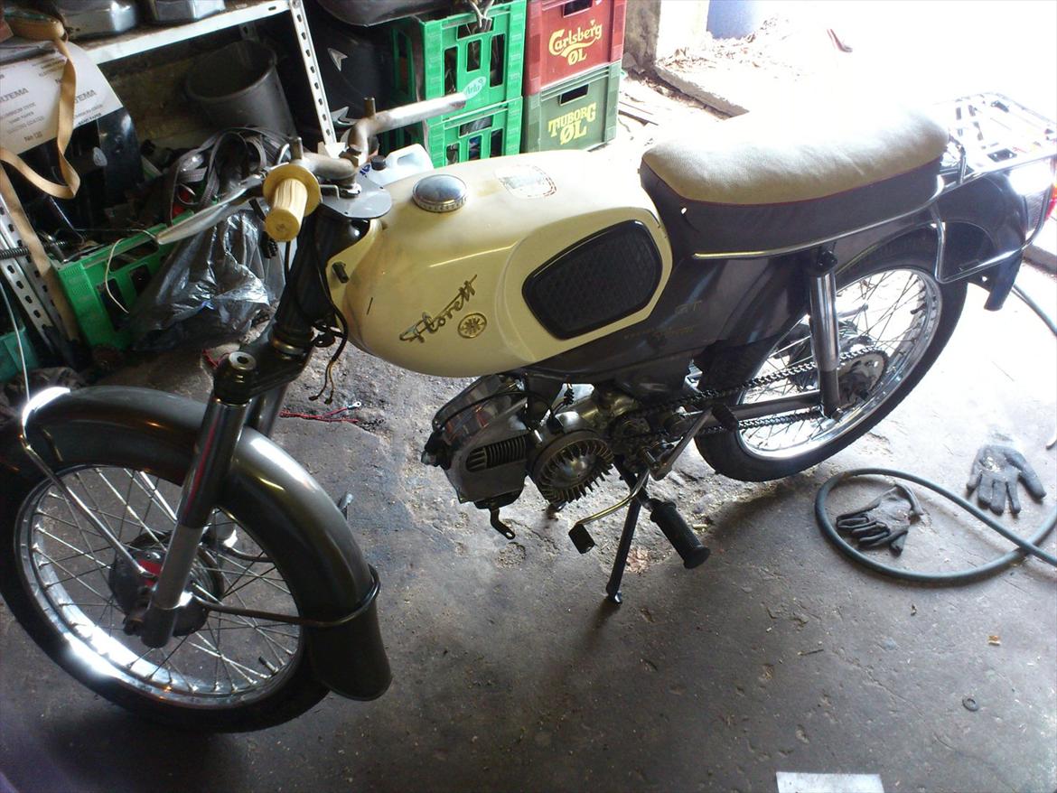 Kreidler florett GT 1967 - Så er det nu man skal fjerne baggagebæren, montere luftkølet cylinderkit, og så kalde det for en café racer, hehe. Hjul monteret, den er nu næsten klar til første opstart, mangler lige at få monteret kaburator, og gashåndtag, samt et par bremsekabler, hehe. billede 41