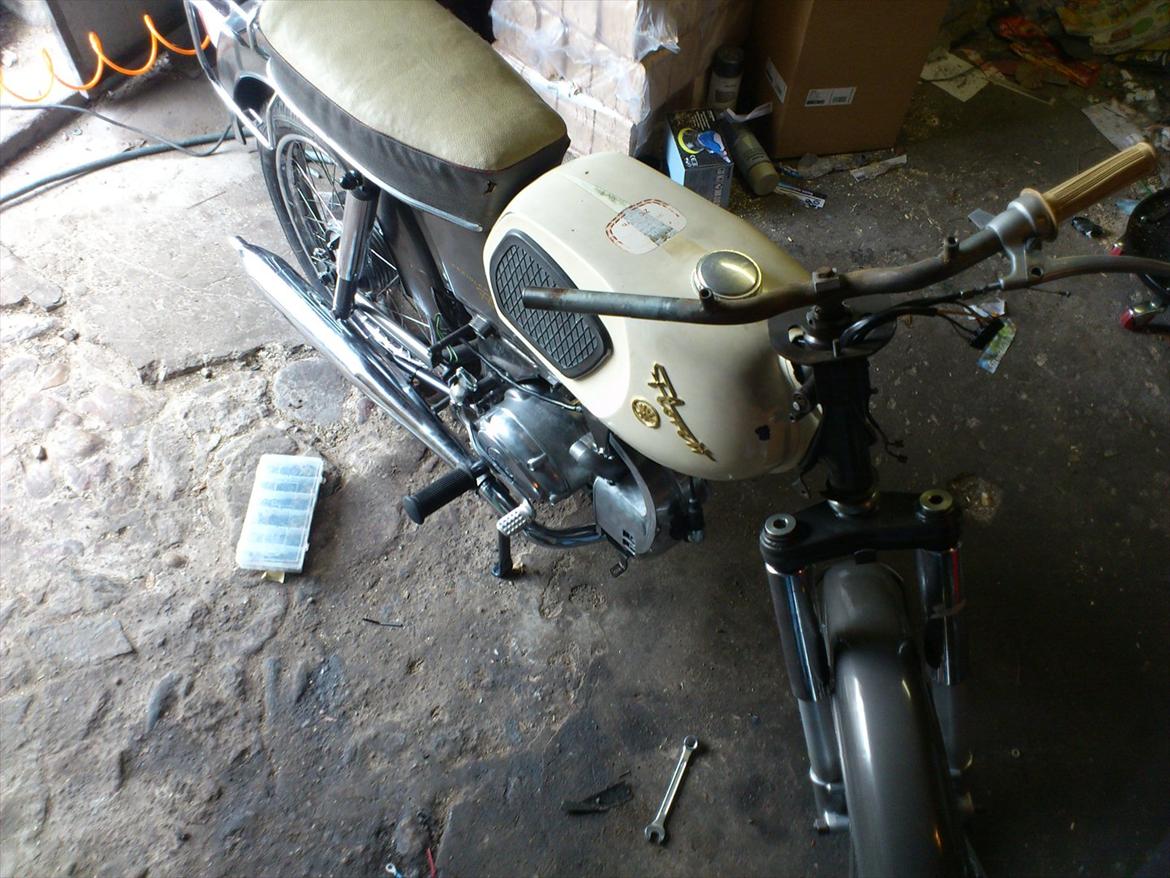 Kreidler florett GT 1967 - Så er det nu man skal fjerne baggagebæren, montere luftkølet cylinderkit, og så kalde det for en café racer, hehe. Hjul monteret, den er nu næsten klar til første opstart, mangler lige at få monteret kaburator, og gashåndtag, samt et par bremsekabler, hehe. billede 42