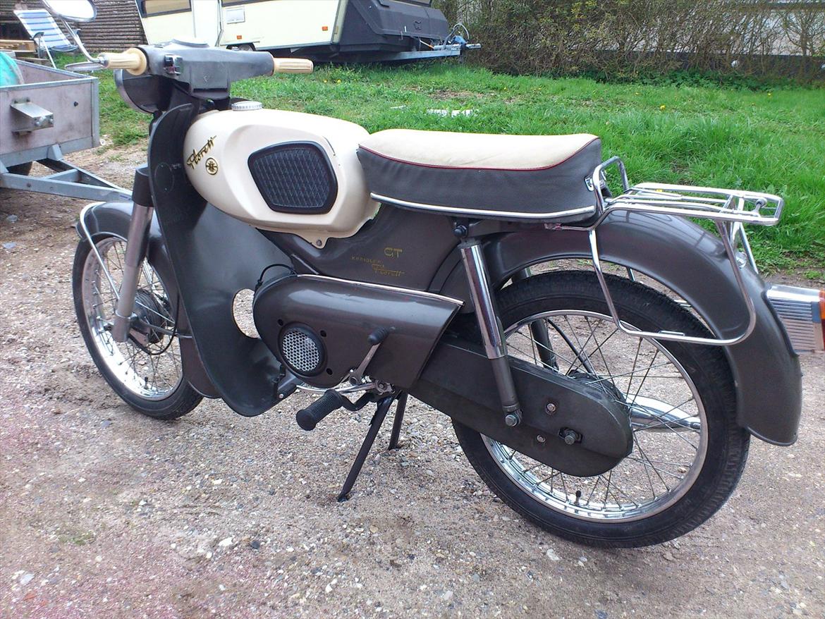 Kreidler florett GT 1967 - Så blev den endelig vejklar! Nu mangler kun småting som bremsejustering, og en vask så jeg kan få fjernet nogle af alle de fedtede oliefingre jeg har fået lavet, hehe. Lidt pænere end før er det da. billede 43