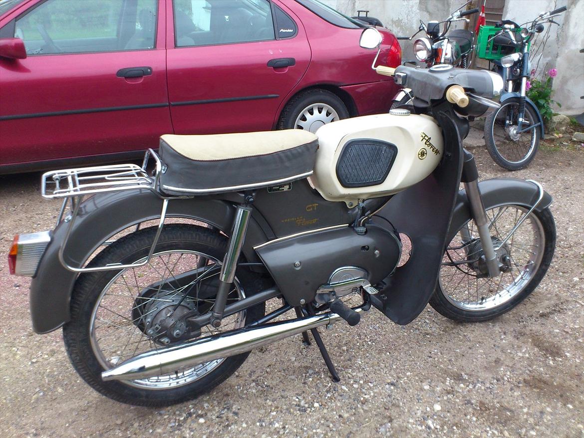 Kreidler florett GT 1967 - Så blev den endelig vejklar! Nu mangler kun småting som bremsejustering, og en vask så jeg kan få fjernet nogle af alle de fedtede oliefingre jeg har fået lavet, hehe. Lidt pænere end før er det da. billede 44