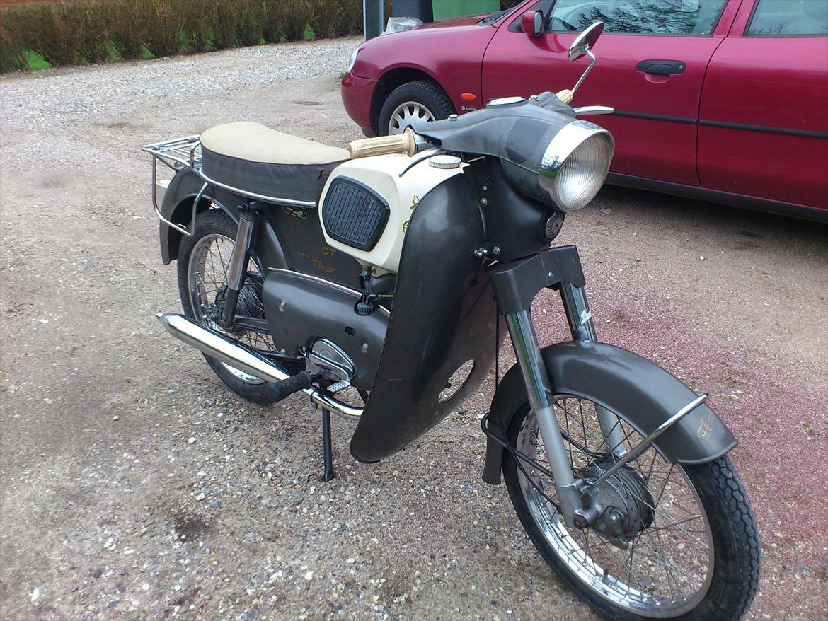 Kreidler florett GT 1967 - Så blev den endelig vejklar! Nu mangler kun småting som bremsejustering, og en vask så jeg kan få fjernet nogle af alle de fedtede oliefingre jeg har fået lavet, hehe. Lidt pænere end før er det da. billede 45