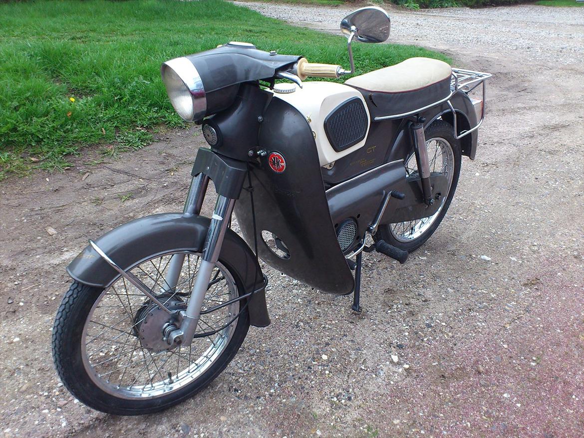 Kreidler florett GT 1967 - Så blev den endelig vejklar! Nu mangler kun småting som bremsejustering, og en vask så jeg kan få fjernet nogle af alle de fedtede oliefingre jeg har fået lavet, hehe. Lidt pænere end før er det da. billede 46