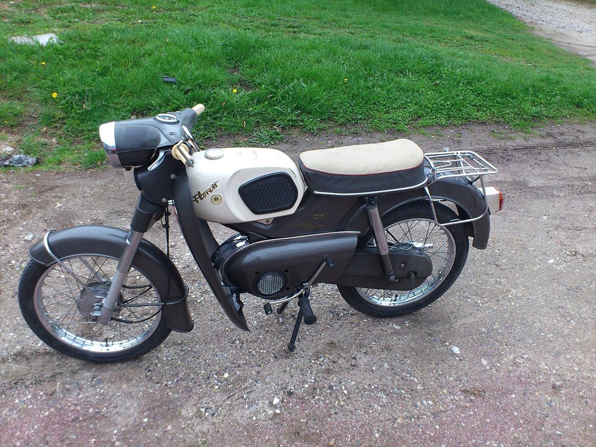 Kreidler florett GT 1967 - Så blev den endelig vejklar! Nu mangler kun småting som bremsejustering, og en vask så jeg kan få fjernet nogle af alle de fedtede oliefingre jeg har fået lavet, hehe. Lidt pænere end før er det da. billede 47