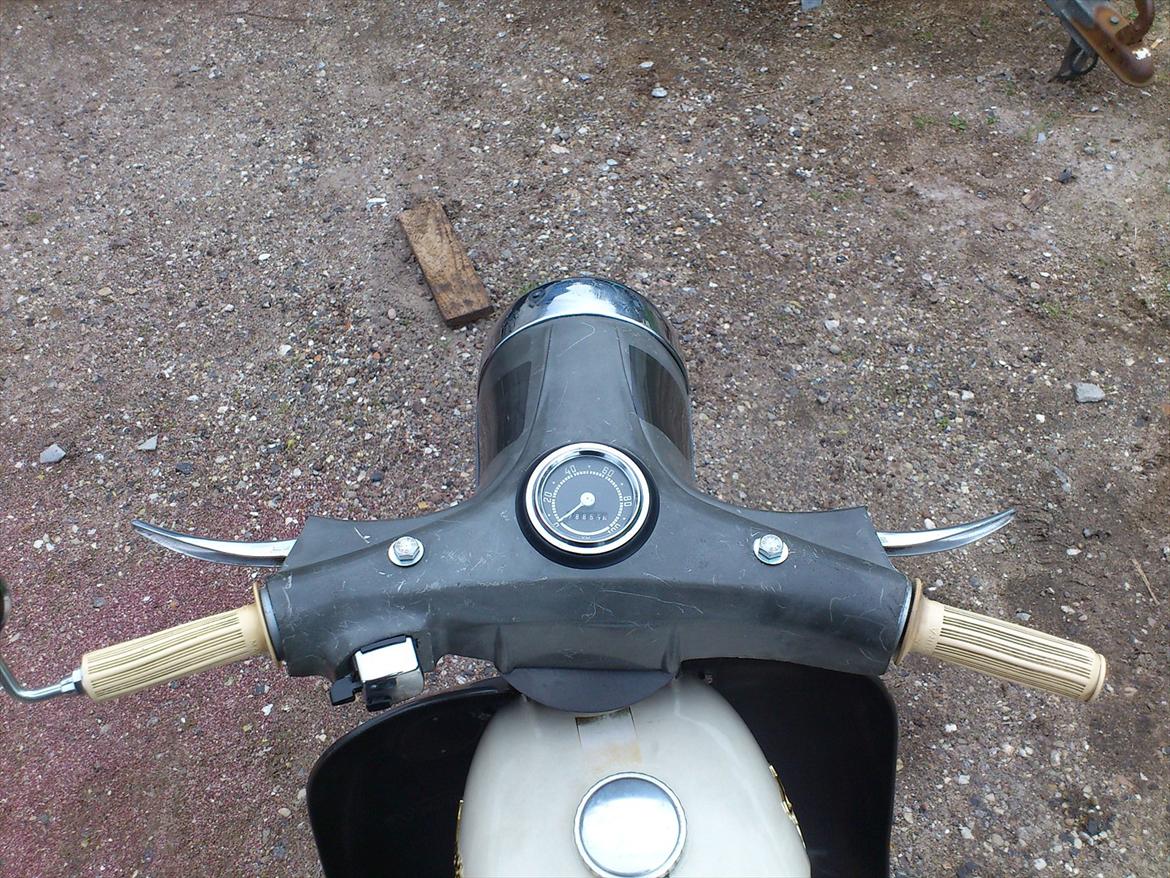 Kreidler florett GT 1967 - Så blev den endelig vejklar! Nu mangler kun småting som bremsejustering, og en vask så jeg kan få fjernet nogle af alle de fedtede oliefingre jeg har fået lavet, hehe. Lidt pænere end før er det da. billede 48