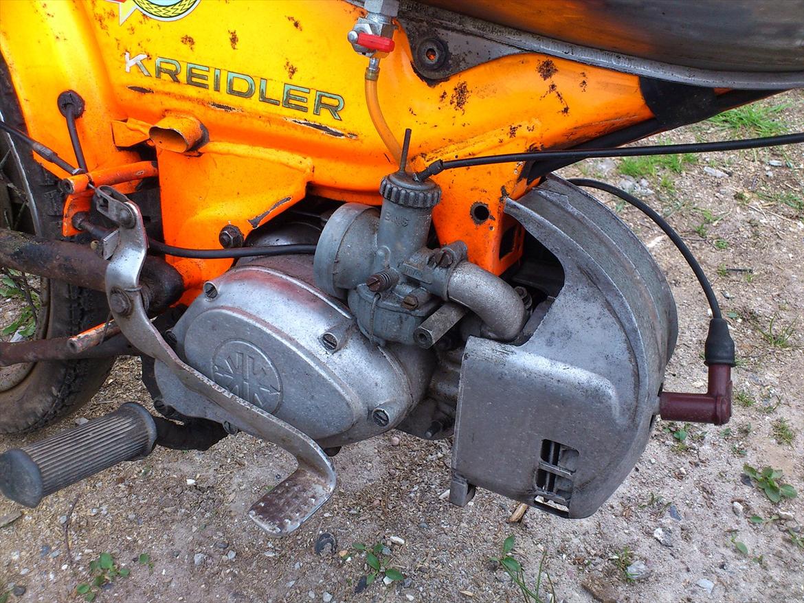 Kreidler Florett RS 1974. - Jaaa, et eller andet tun er monteret, jeg har dog ikke undersøgt hvilket endnu. Kaburatoren er en 18mm bing, vidunderligt stykke mekanik. billede 7