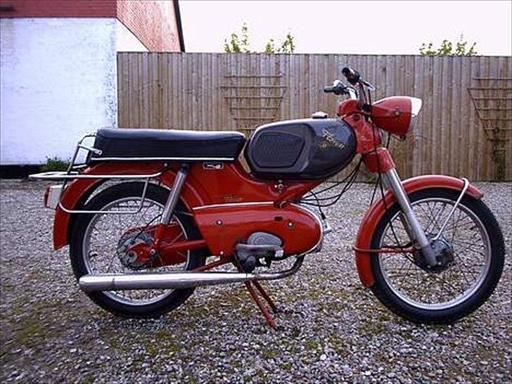 Kreidler Florett modeller i DK (knallert) "Typekompas" - Kreidler Florett LF 1968-1972. 
Ændringer i designet inkluderer mindre forskærm og bagskærm, påsvejset konsol til sæde og støddæmpermontering, ny seperat lygteholder og forlygte, og andet kronrør på forgaflen. Mange elementer går igen helt frem til den sidste model af florett'en.
3 gear.
Farver: Vulkanrød med antrazitgrå tank. Vulkanrød med cremefarvet tank. Antrazitgrå med cremefarvet tank.
Fåes både med, og uden knæpuder på tanken. billede 6